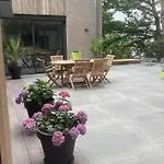 De La Tour Nyaraló *