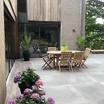 De La Tour Nyaraló *